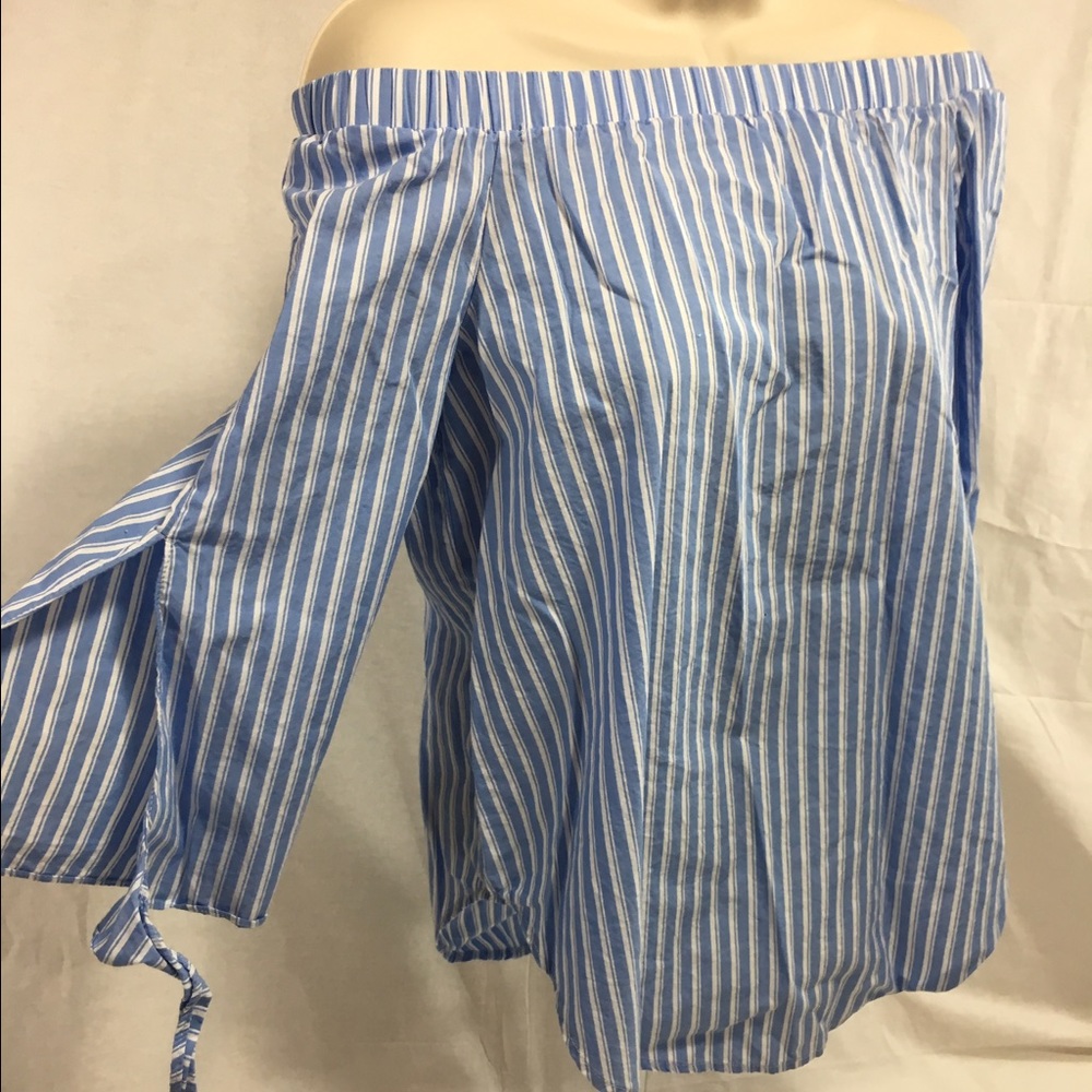 ✨💙Off the Shoulder Sky Blue & White Top 💙✨ Small